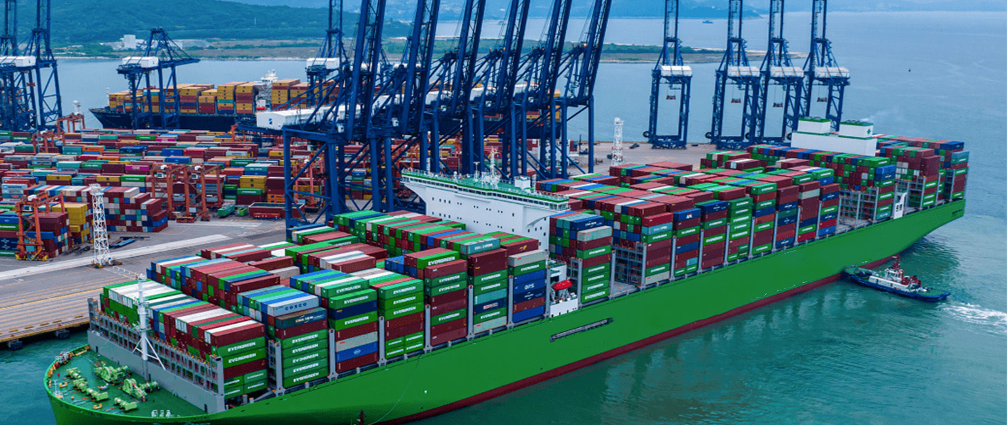 πλοίο μεταφοράς εμπορευματοκιβωτίων στην αποβάθρα