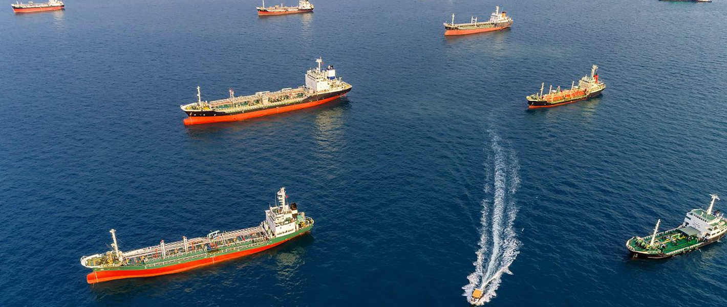 Πετρελαιοφόρο που ταξιδεύει πάνω από τη θάλασσα